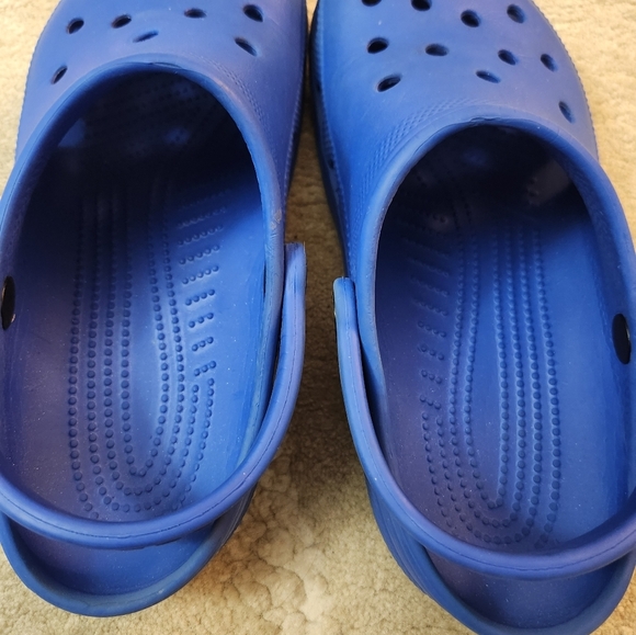 Blue crocs size Youth 4 Womens 6 - Picture 13 of 14